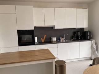 <h3><span>Volledig gerenoveerd appartement met terras en autostaanplaats. </span></h3><p><span>Dit recent gerenoveerde app.is gelegen in een rustige, doodlopende straat, schuin tegenover een park. Het biedt modern comfort, een uitstekende afwerking en een energiezuinige indeling. Ideaal voor een single of een koppel dat op zoek is naar een instapklare en stijlvolle woonst.</span></p><p><span>Indeling en voorzieningen:</span></p><ul><li><span>Inkomhal:</span><span> Functionele en uitnodigende entree.</span></li><li><span>Ruime slaapkamer:</span><span> Comfortabel en praktisch ingedeeld.</span></li><li><span>Badkamer:</span><span> Moderne douche, lavabo met meubel.</span></li><li><span>Apart toilet:</span><span> Voorzien van handenwasser.</span></li><li><span>Berging/wasplaats:</span><span> Grote opbergruimte met aansluiting voor wasmachine en droger.</span></li><li><span>Ingerichte keuken:</span><span> Uitgerust met vaatwasser, frigo/diepvries, oven, dampkap en een royaal werkblad.</span></li><li><span>Living:</span><span> Lichtrijke ruimte met grote raampartij, toegang tot een ruim terras.</span></li></ul><p><span>Buitenruimte en extra voorzieningen:</span></p><ul><li><span>Fietsenstalling:</span><span> Ruime gemeenschappelijke stalling.</span></li><li><span>Vuilbakkenberging:</span><span> Handig en georganiseerd.</span></li><li><span>Autostaanplaats inbegrepen </span><span>achter het gebouw </span></li></ul><p><span>Troeven:</span></p><ul><li><span>Energiezuinig: EPC A</span></li><li><span>Vloerverwarming en doorlopend steentapijt.</span></li><li><span>Hedendaagse verlichting en gordijnen (voorzijde) voorzien.</span></li><li><span>Geen algemene onkosten: inclusief onderhoud hal, glazenwasser, parking en voortuin.</span></li><li><span>Rustige ligging met park vlakbij.</span></li></ul><p><span>Belangrijk:</span></p><ul><li><span>Huisdieren:</span><span> Niet toegelaten.</span></li><li><span>Beschikbaar vanaf </span><span>1 Dec 2026 ( kan vroeger vanaf 1 Okt. 2026)</span><span>.</span></li></ul><p><span>Bent u op zoek naar een modern en comfortabel appartement in een rustige buurt? Contacteer ons voor meer informatie of een bezichtiging!</span></p><p><span> </span></p>