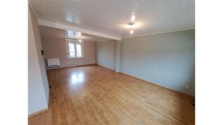 Een gerenoveerd appartement op de eerste verdieping bestaande uit een woonkamer, ingerichte keuken, 2 slaapkamers, badkamer, autostaanplaats.  Op...