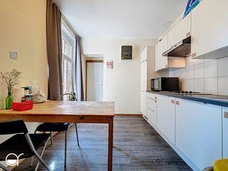 OPGELET: om dit pand te huren of bezichtigen vragen wij steeds eerst een virtueel bezoek te brengen aan het pand. Ga hiervoor naar www.rosseel.be en vul de referentie B263 in in het veld ‘zoek’ bovenaan rechts. Kies dan ‘360°’. De website helpt je nu verder voor de volgende stappen.<br /><br />Deze gemeubelde studentenkamer 18 m², enkel te huren door studenten zonder domicilie, ligt op de tweede verdieping. In de kamer zijn volgende zaken aanwezig: bed met lattenbodem, bureau , kleerkast en lavabo. Keuken, badkamer en toilet zijn gemeenschappelijk. Bovenop de huurprijs komen er maandelijks €90 provisie voor EGW en internet. Gemeenschappelijke fietsenstalling. Deze kamer is beschikbaar vanaf 15/03/2026 tot eind augustus met mogelijkheid .