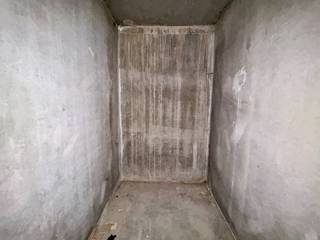 Op zoek naar extra ruimte om uw spullen netjes en veilig op te bergen?<br /><br />Deze praktische berging is gelegen in de verzorgde residentie Conincklijke Passage, pal in het centrum van Roeselare.<br />De berging is ideaal voor het veilig en overzichtelijk opbergen van archieven, verhuisdozen, seizoensmateriaal, gereedschap of andere spullen waarvoor u thuis of op het werk onvoldoende plaats heeft.<br /><br />Perfect voor zowel bewoners van de residentie als externen die op zoek zijn naar een veilige en gemakkelijk bereikbare opslagruimte.<br /><br /><strong>Ook wild geworden van deze berging? <br />Twijfel niet langer en leg vandaag nog uw bezoek vast! </strong>