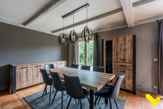 Rustig gelegen gezinswoning in Noorderwijk met 4 kamers, garage en carport.<br /><br />In een rustige en kindvriendelijke straat in Noorderwijk, met uitsluitend plaatselijk verkeer, bevindt zich deze verzorgde houtskeletwoning. <br /><br />Op het gelijkvloers geniet u van een ruime en lichtrijke woonkamer met een aangenaam zicht op de tuin. De gezellige gashaard zorgt voor extra sfeer in het salon, terwijl er nog voldoende plaats is voor een ruime eettafel. De aparte keuken is volledig uitgerust en biedt praktische werk- en opbergruimte.<br />Verder beschikt het gelijkvloers over een extra kamer die perfect kan dienen als bureau, thuiswerkruimte, hobbykamer, speelkamer of gelijkvloerse slaapkamer. <br />In de inkomhal bevindt zich bovendien een gastentoilet.<br /><br />Op de verdieping vindt u drie volwaardige slaapkamers. <br />De badkamer is uitgerust met een ligbad, douche, dubbele wastafel en een tweede toilet.<br />Daarnaast is er een aparte berging met aansluiting voor wasmachine en droogkast.<br /><br />Dankzij de houtskeletbouw kunnen binnenmuren eenvoudig verwijderd of verplaatst worden, wat tal van mogelijkheden biedt om de woning aan te passen aan uw wensen en levensstijl.<br /><br />Buiten is het heerlijk vertoeven op het prachtige terras, waar u in alle rust kunt genieten van het uitzicht op de verzorgde tuin. Hier bevindt zich bovendien een praktisch tuinhuis met een overdekt terras, waardoor u op elk moment van de dag een aangenaam plekje in de zon of schaduw vindt. <br />De tuin biedt voldoende ruimte voor kinderen om te spelen, tuinliefhebbers om hun hobby uit te oefenen of om gezellig te ontspannen met familie en vrienden.<br /><br />Praktische troeven zijn de inpandige garage en de carport, die samen zorgen voor voldoende parkeergelegenheid en bergruimte.<br /><br />Ook op energetisch vlak scoort deze woning uitstekend. Met een gunstig EPC-label C (op een haar na label B), is de woning energiezuinig dankzij de condenserende gasketel, goede isolatie en driedubbele beglazing. Hierdoor geldt er uiteraard geen renovatieverplichting.<br /><br />Kortom: een instapklare gezinswoning die rust, ruimte, comfort en energiezuinig wonen combineert op een aantrekkelijke locatie in Noorderwijk.<br /><br />Benieuwd? Bel ons voor een bezichtiging op 014 58 02 08.