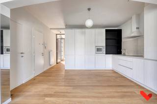 In het bruisende centrum van Leuven, met zicht op het levendige Rector De Somerplein en de Sint-Pieterskerk, bevindt zich dit volledig vernieuwde, instapklare appartement van 79m² (cfr. EPC) met één slaapkamer. Het appartement is vlot toegankelijk via de personenlift die aanwezig is in het gebouw.<br /><br />De grote troef van dit appartement is zonder twijfel de open leefruimte met panoramisch uitzicht over het stadscentrum.<br /><br />De keuken is geïntegreerd in de leefruimte en is volledig uitgerust voor optimaal kookcomfort.<br />Aansluitend op de slaapkamer bevindt zich een moderne badkamer met inloopdouche en lavabo. Verder is er een aparte wc en een compacte wasruimte aanwezig in het appartement.<br /><br />Dit appartement biedt het perfecte evenwicht tussen modern wooncomfort en een uitzonderlijke ligging, midden in de stad, op wandelafstand van winkels, horeca, openbaar vervoer, <br />cultuur en talrijke universitaire faculteitsgebouwen. Ideaal voor wie het bruisende stadsleven wil ervaren.<br /><br />Troeven:<br />- bushalte voor de deur, met buslijnen naar verscheidene campussen en treinstation<br />- gelegen aan het Rector De Somerplein met panoramisch zicht<br />- volledig vernieuwd met gunstig EPC B<br />- asbestvrij<br />- kelderruimte gelegen op -1 van +/- 5m²<br />- ruime inbouwkleerkast in de slaapkamer<br />- combi-wasmachine aanwezig<br />- alle vensters zijn voorzien van afneembare vliegenramen<br />- ingang tot het appartement via een pantserdeur (inbraak- en brandwerend volgens WK3-standaard)