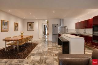 <p><span><strong>Prachtig gelijkvloersappartement met stadstuin op absolute toplocatie</strong><br /><br />Sommige appartementen voelen meteen als een thuis. Dit karaktervolle gelijkvloerse appartement van circa 100 m² is daar zonder twijfel één van. Het beschikt over twee afzonderlijke en volledig afsluitbare kamers, waarvan één momenteel als ruime hoofdslaapkamer is ingericht. De tweede volwaardige kamer kan perfect dienstdoen als extra slaapkamer, comfortabele logeerkamer, dressing of afzonderlijk thuiskantoor.</span></p>
<p><span>Het appartement is gelegen aan het begin van de Lange Leemstraat, op een bijzonder gegeerde locatie vlak bij de Leien en het Zuid. Hier woont u op wandelafstand van winkels, horeca en openbaar vervoer, terwijl u aan de achterzijde geniet van een uitzonderlijk ruime en rustige, zuidwestgerichte stadstuin van circa 35 m².</span></p>
<p><span>Dit karaktervolle pand werd in 2008 omgevormd van kantoorruimte tot een stijlvol en hedendaags appartement, waarbij kwaliteit en ruimte centraal staan. De prachtige groene natuurstenen vloer loopt doorheen bijna het volledige appartement en zorgt voor een warme, tijdloze uitstraling.</span></p>
<p><span>Bij het binnenkomen komt u terecht in de inkomhal met vestiaire en gastentoilet. Vanuit de hal betreedt u de ruime en lichtrijke leefruimte met open keuken en centraal keukeneiland. De keuken is volledig geïnstalleerd en uitgerust met hoogwaardige toestellen, ideaal voor wie houdt van comfort, koken en gezellig samenzijn.</span></p>
<p><span>Aansluitend bevindt zich de royale hoofdslaapkamer met ingemaakte kasten. Vanuit deze slaapkamer heeft u rechtstreeks toegang tot de ruime, zuidwestgerichte stadstuin van circa 35 m²: een heerlijke plek om in alle rust van de zon te genieten, gezellig te tafelen of vrienden te ontvangen.</span></p>
<p><span>Via een stijlvolle mezzanine bereikt u de ruime badkamer, voorzien van een dubbele lavabo, een ligbad en een inloopdouche.</span></p>
<p><span>Aan de straatzijde beschikt het appartement over een tweede volwaardige kamer met ingemaakte kasten. Deze ruimte kan volledig worden afgesloten en is perfect geschikt als extra slaapkamer, comfortabele logeerkamer, dressing of afzonderlijk thuiskantoor.</span></p>
<p><span>Bovendien worden de ramen en profielen aan de straatzijde nog vernieuwd. Dit zal het thermische en akoestische comfort van het appartement verder verhogen.<br /><br /><strong>Extra troeven</strong></span></p>
<span>Circa 100 m² bewoonbare oppervlakte</span><br /><span>Twee afzonderlijke en volledig afsluitbare kamers</span><br /><span>Uitzonderlijk ruime, zuidwestgerichte stadstuin van circa 35 m²</span><br /><span>Videofoon aanwezig</span><br /><span>Aansluiting voor was- en droogmachine discreet geïntegreerd in de vestiaire</span><br /><span>Ondergrondse parkeerplaats verplicht aan te kopen voor €35.000 — een bijzonder waardevolle troef op deze toplocatie, waar parkeren schaars is</span><br />
<p><span>Een prachtig en instapklaar appartement op een topligging, waar ruimte, licht, comfort en een uitzonderlijke buitenruimte perfect samenkomen.</span></p>
<p><span>Interesse? Voor meer informatie of het plannen van een bezichtiging kan u Xander contacteren via 0497 18 10 84 of </span><span>Xander@reds.be</span><span>.</span></p>