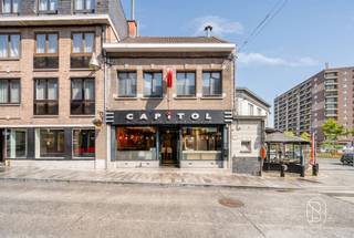 Duplexappartement met een bewoonbare oppervlakte van meer dan 110 m², perfect gelegen tussen de "Grand-Place" en het "Stadhuis".Dit appartement, die momenteel verhuurd is, bevindt zich op de eerste verdieping van een gebouw zonder lift en is toe aan een opknapbeurt.INDELING:Een eigen ingang die uitkomt op de trap naar de woning, een hal, een grote leefruimte bestaande uit een woonkamer en een ingerichte keuken, een badkamer, twee grote slaapkamers op de bovenverdieping en een ruime zolder waar nog een extra slaapkamer kan worden ingericht, een groot terras.