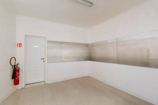 <p><strong>Op zoek naar een commercieel pand met tal van mogelijkheden?</strong></p><p>Het pand beschikt over een ruim handelsgedeelte met veel inkijk vanaf de straatzijde. Achteraan bevindt zich een apart toilet met handenwasser. Bovendien biedt dit pand de mogelijkheid om een horecazaak uit te baten. Een unieke kans voor wie een commerciële activiteit wil starten op een zichtbare en toegankelijke locatie!</p>