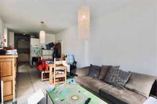 Dit appartement is gelegen op het gelijkvloers in het gehucht Temse-Velle. U beschikt over een mooi terras met tuin en een achterliggende garage.De indeling van het appartement is als volgt: U betreedt het appartement via de inkomhal met apart toilet en vestiairemogelijkheden. Verder is er een ingerichte keuken en aansluitend is er de living en eetkamer met veel lichtinval. Aan de achterzijde van het appartement bevinden zich drie slaapkamers en een ingerichte badkamer.De achterliggende garage bevindt zicht achter de tuin, bereikbaar via de tuin of via de zijgevel van het gebouw.Nog enkele troeven van dit appartement: Centrale verwarming op aardgas, garagebox aan € 45,00/maand, geen algemene kosten en het appartement is vrij vanaf heden.Interesse? Aarzel zeker niet om ons vrijblijvend te contacteren.