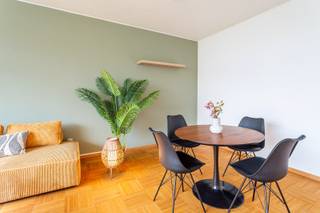 Dit ruime appartement grenst aan een park en bevindt zich op wandelafstand van openbaar vervoer, scholen, winkels en tal van groene zones. Bovendien geniet het van een uitstekende ligging nabij belangrijke invalswegen zoals de Antwerpse Ring en de snelwegen A12, E19 en E17.<br />Het appartement is gelegen op de tweede verdieping van een kleinschalig gebouw zonder lift.<br />Via de ruime inkomhal, die deels als vestiaire kan worden ingericht, betreedt u de lichtrijke leefruimte met een mooie parketvloer. Dankzij de grote ramen en de zuidelijke oriëntatie geniet deze ruimte van overvloedig natuurlijk licht. Aansluitend bevindt zich het eerste terras, waar u in alle rust kunt genieten van het uitzicht op het groene parkje. Voor extra comfort is de leefruimte uitgerust met airco.<br />De aangrenzende keuken is volledig uitgerust en voorzien van alle nodige comfort. De badkamer beschikt over een bad met douche, een wastafelmeubel en een toilet.<br />Aan de achterzijde van het appartement bevinden zich drie slaapkamers. De grootste slaapkamer geeft toegang tot het tweede terras, dat tevens beschikt over een praktische berging. Daarnaast hoort bij het appartement ook een ruime kelder.<br />EPC-label F-P- & G-score A-Stedenbouw: Gvg – Wg – Gmo – Gvkr – Gvvenbouw Vg-Wg-Gmo-Gvkr-Gvv<br />Interesse? Surf naar www.walls.be of bel ons op 03 233 33 00 voor meer info.<br />Dit pand kan onderhevig zijn aan de renovatieverplichting die door de Vlaamse overheid wordt opgelegd voor residentiële gebouwen.