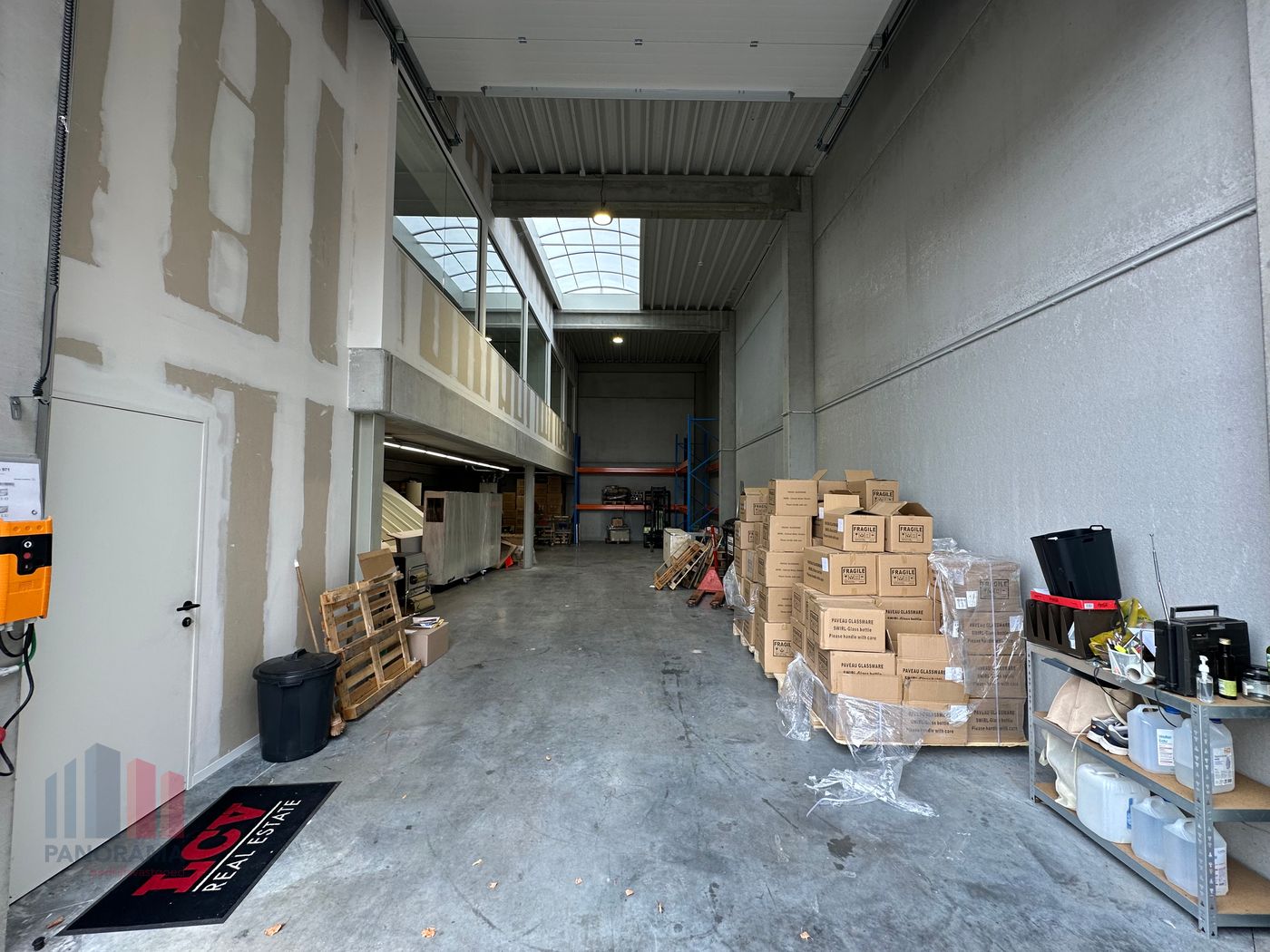 Modern en energiezuinige bedrijfsunit te huur in Waregem – instapklaar met magazijn en kantoren - foto 4