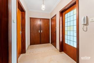 Op een centrale ligging langs de Westlaan bevindt zich dit verzorgd appartement op de eerste verdieping met een bewoonbare oppervlakte van 81 m². Dankzij de vlotte bereikbaarheid, nabijheid van winkels, openbaar vervoer en het centrum van Roeselare vormt dit appartement de ideale uitvalsbasis voor zowel eigen bewoning als investering.<br /><br />Bij het binnenkomen in het appartementsgebouw kom je terecht in de hal die u via een rechte trap begeleidt naar de inkomdeur op de eerste verdieping. Het appartement is dus ook geschikt voor minder mobiele mensen. De hoge gemeenschappelijke kosten voor de lift spaar je uit. Het appartement bestaat uit een inkomhal en de lichtrijke leefruimte geniet van grote raampartijen en biedt voldoende plaats voor een gezellige zithoek en eetplaats. De authentieke elementen gecombineerd met de neutrale afwerking zorgen voor een aangename en tijdloze uitstraling.<br /><br />Aansluitend bevindt zich de praktische keuken, uitgerust met onder andere een kookplaat, oven, dampkap, spoelbak en voldoende kastruimte.<br /><br />Verder beschikt het appartement over twee volwaardige slaapkamers met warme parketvloer en een functionele badkamer voorzien van douche, lavabo en toilet.<br /><br />Daarnaast geniet u nog van een gemeenschappelijke fietsenberging, een gemeenschappelijke vuilnisberging, een ruime gevloerde kelder en veel natuurlijke lichtinval in het appartement.<br /><br />Bent u op zoek naar een verzorgd appartement op een uitstekende ligging in Roeselare? Neem vandaag nog contact op voor een bezoek ter plaatse.<br /><br />