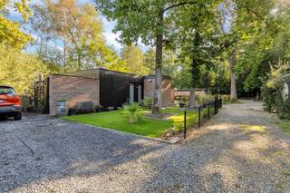 <span><strong>Instapklare vakantiewoning uit 2024 midden in het groen van Sunclass Sonnevijver</strong></span><br /><br /><em><strong>Een eigen plek om te vertragen, ontspannen en genieten van de natuur</strong></em><br /><br />Even weg van de dagelijkse drukte en thuiskomen op een plek waar rust en natuur centraal staan? Op het groene vakantiepark Sunclass Sonnevijver in Rekem bevindt zich deze recente en instapklare vakantiewoning B70. De woning werd gebouwd in 2024, is volledig gelijkvloers ingericht en bevindt zich op een perceel van 3a 20ca. Met twee slaapkamers, een aangename leefruimte en een eigen terras is dit een heerlijke uitvalsbasis voor wie op zoek is naar een tweede verblijf waar ontspanning vanzelfsprekend wordt.<br /><br /><strong>Wonen en ontspannen op één niveau</strong><br />De vakantiewoning werd praktisch en comfortabel ingedeeld en is volledig gelijkvloers.<br /><br />Via de inkomhal bereikt u het afzonderlijke toilet en de praktische berging. Verder beschikt de woning over een gezellige woonkamer en keuken.<br /><br />Er zijn twee slaapkamers van elk circa 9 m², waardoor er voldoende ruimte is om met het gezin, kinderen of gasten te verblijven. De badkamer is voorzien van een lavabo en een comfortabele inloopdouche.<br /><br />Het terras vormt een aangename verlenging van de woning: een fijne plek om 's morgens rustig van een kop koffie te genieten, buiten te eten of simpelweg te ontspannen in de groene omgeving.<br /><br /><strong>Vakantiegevoel tussen bossen en vijvers</strong><br />Het is vooral de omgeving die van deze woning een bijzondere plek maakt.<br /><br />Sunclass Sonnevijver ligt verscholen in het groen van Rekem en vormt een rustige uitvalsbasis voor liefhebbers van natuur, wandelen en fietsen. Op het domein zelf bevinden zich onder meer een zwemvijver, visvijver en speeltuin. De bungalows zijn privé-eigendom en het domein is niet toegankelijk voor dagjestoeristen, wat bijdraagt aan het rustige karakter van het park.<br /><br />Wie graag de omgeving verkent, hoeft bovendien niet ver te zoeken. Het Nationaal Park Hoge Kempen ligt vlakbij en is vanuit Lanaken onder meer toegankelijk via toegangspoort Pietersheim, met tal van bewegwijzerde wandelroutes door bossen, heide en gevarieerde landschappen.<br /><br />Ook het historische Oud-Rekem ligt in de nabije omgeving. Van hieruit kan u het RivierPark Maasvallei ontdekken met verschillende wandelroutes langs de Maas, natuurgebieden en de historische dorpskern.<br /><br />En wie natuur graag afwisselt met een dagje stad, bereikt Maastricht (Nederland) in ongeveer een kwartier met de wagen. Ook de aansluiting met de E314 is vlot bereikbaar, vanuit Rekem ligt de autosnelweg op ongeveer 5 km.<br /><br />Zo combineert u hier het beste van twee werelden: de rust van een groene vakantieomgeving met tal van uitstapmogelijkheden binnen handbereik.<br /><br /><strong>Erfpacht en bijkomende kosten</strong><br />De grond is verbonden aan een erfpachtrecht dat loopt tot 31 december 2077.<br /><br />Aan het verblijf op het domein zijn daarnaast jaarlijkse kosten verbonden, waaronder onder meer de erfpachtcanon, beheersvergoeding, gemeentelijke lasten en verbruikskosten. <br />Een overzicht hiervan kan op aanvraag bezorgd worden.  <br /><br />De definitieve fiscale en notariële afrekening wordt steeds door de behandelende notaris opgemaakt. De verkoop geschiedt onder 12% registratierechten, ook zal het erfpachtcanon pro rata worden berekend tussen verkoper en koper. <br /><br /><strong>Een eigen vakantieverblijf én een interessante investeringsmogelijkheid</strong><br />Deze vakantiewoning biedt niet alleen een heerlijke plek om zelf tot rust te komen, maar kan ook interessant zijn voor wie op zoek is naar een investering in recreatief vastgoed.<br />Dankzij de ligging op het groene domein Sunclass Sonnevijver, vlak bij het Nationaal Park Hoge Kempen en Maastricht, vormt de woning een aantrekkelijke uitvalsbasis voor vakantiegangers die willen genieten van natuur, ontspanning en tal van uitstapmogelijkheden.<br /><br />De verhuur van vakantiewoningen op het domein verloopt via Special Stays, een professionele verhuurpartner die eigenaars ondersteunt bij de toeristische exploitatie van hun eigendom. Zij verzorgen onder meer de online promotie, het reservatiebeheer, de communicatie met gasten en de organisatie van praktische diensten zoals schoonmaak en sleutelbeheer.<br />Hierdoor kan u als eigenaar genieten van mogelijke huurinkomsten, zonder zelf de volledige verhuurorganisatie op u te moeten nemen.<br /><br />Special Stays werkt met een beheervergoeding van 35% van de bruto huuromzet, exclusief eventuele btw. Bijkomende eigenaarskosten blijven afzonderlijk van toepassing.<br />Wenst u meer informatie over de verhuurmogelijkheden, de bijhorende kosten of het potentiële rendement? Wij bezorgen u hierover graag bijkomende informatie.<br /><br /><strong>Een plek waar het vakantiegevoel nooit ver weg is</strong><br />Of u nu houdt van lange wandelingen door het bos, fietstochten door Limburg, een zomerse dag aan het water of gewoon even helemaal niets doen op uw eigen terras: B70 biedt u een eigen plek om te ontsnappen aan de dagelijkse drukte.<br /><br />De combinatie van het recente bouwjaar, de volledig gelijkvloerse indeling, twee slaapkamers en de uitzonderlijk groene omgeving maakt deze vakantiewoning beslist een bezoek waard.<br /><br />Wenst u graag bijkomende informatie of wilt u zelf de rust en sfeer van deze vakantiewoning komen ontdekken?<br />Neem dan gerust contact met ons op via <span><strong>+32 (0)89 23 44 22</strong></span> of <span><strong>info@immoverslegers.be</strong></span> voor meer informatie of het inplannen van een bezichtiging.