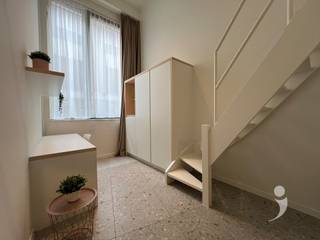 <p><span>** Alleen voor studenten</span></p><p><span> </span></p><p><span>Ben je nog op zoek naar een comfortabele en centraal gelegen studentenkamer met mezzanine dit academiejaar? Dan is deze lichtrijke en moderne studio in residentie YOU, gelegen in de Bogaardenstraat 9, de ideale keuze. De studio ligt op een toplocatie in het hart van Leuven, op wandelafstand van de campussen, het station en het bruisende stadsleven.</span></p><p><span>Deze kamer beschikt over een private badkamer met douche, wastafel en toilet. Voor het koken wordt gebruikt gemaakt van een gemeenschappelijke keuken.</span></p><p><span>De kamer bevindt zich op de gelijkvloerse verdieping, heeft een oppervlakte van 31 m² en biedt alle ruimte en comfort die je als student nodig hebt.</span></p><p><span>De huurprijs bedraagt €750/maand, exclusief een provisie van €50/maand voor nutsvoorzieningen (water, elektriciteit, verwarming, internet).</span></p><p><span>Residentie YOU in de Bogaardenstraat is een moderne studentenresidentie voorzien van hedendaagse faciliteiten zoals een afsluitbare fietsenstalling, afvallokaal, en groene binnenruimtes voor ontspanning en ontmoeting. Dankzij de ligging nabij de Bondgenotenlaan en de KU Leuven-campus, ben je altijd dicht bij alles wat telt in het studentenleven van Leuven.</span></p><p><span>De bereikbaarheid is uitstekend: bushaltes, het treinstation en winkels liggen op wandelafstand.</span></p><p><span>Interesse? Contacteer ons snel via student@immolivit.be! </span></p><p><span> </span></p>