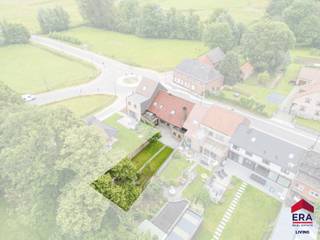 <p>Ben je op zoek naar een ruime gezinswoning met 4 slaapkamers, garage en zonnige tuin in Roosdaal? Gevonden!</p>
<p>In een rustige en kindvriendelijke omgeving in Roosdaal bevindt zich deze verrassend ruime gezinswoning met een bewoonbare oppervlakte van maar liefst 263 m². Dankzij de vlotte verbinding naar belangrijke invalswegen, winkels, scholen en openbaar vervoer geniet je hier van een aangename combinatie van rust, ruimte en bereikbaarheid. Met een gevelbreedte van ongeveer 13 meter biedt deze woning een uitzonderlijk gevoel van ruimte en aanwezigheid.<br />Ook op energetisch vlak scoort deze woning uitstekend met een gunstig EPC-label B. Dit is te danken aan de dakisolatie (2019) en een recente gascondensatieketel (2021). Bovendien beschikt de woning over een conforme elektrische installatie!<br />Buiten geniet je van een aangename zuidwest georiënteerde tuin met groen zicht. Het terras en de veranda met vernieuwde koepel (2017) vormen de ideale plek om te ontspannen. Daarnaast is er een regenwaterput van 2.500 liter aanwezig. De garage en bijkomende parkeermogelijkheden maken het geheel compleet.</p>
<p>Via de inkomhal kom je terecht in de royale leefruimte waar grote raampartijen zorgen voor een aangename lichtinval. Aansluitend bevindt zich de ingerichte keuken, uitgerust met onder meer een koelkast, spoelbak en vaatwasser die vernieuwd werden in 2015. Verder beschikt het gelijkvloers over een eerste slaapkamer/bureau, wasplaats met douche en garage.</p>
<p>Op de bovenste verdieping bevinden zich een badkamer uitgerust met een ligbad en dubbele lavabo, een ruime masterbedroom, een kinderkamer en een extra kamer die dienst doet als doorloopkamer naar de vierde slaapkamer. Tot slot beschikt de woning nog over een praktische zolder, ideaal als bijkomende bergruimte.</p>
