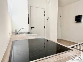 <p><span>In het bruisende centrum van Mechelen, op wandelafstand van het station en de hogescholen ligt dit toffe, kleinschalige gebouw voor 5 studenten.<br /><br />Ben jij nog op zoek naar een gezellige, moderne én instapklare studenten studio voor het komende academiejaar? Goed nieuws: in dit volledig gerenoveerde studentenhuis is nog 1 studio beschikbaar! <br /><br /></span><span></span>De studio is met zorg afgewerkt en voorzien van:</p>
<ul>
<li>
<p>Stijlvol interieur met natuurlijke lichtinval</p>
</li>
<li>
<p>Eigen sanitair</p>
</li>
<li>
<p>Moderne keuken en gemeenschappelijke ontspanningsruimte</p>
</li>
<li>
<p>Veilige fietsenberging met wasmachine en droogkast</p>
</li>
</ul>
<p><span>Ideaal voor studenten die houden van comfort, privacy én een centrale ligging. </span><span></span></p>
<p><span>➡️ Studio vrij van ca 21m² (met eigen keuken en sanitair)</span><br /><span>➡️ Gloednieuwe voorzieningen</span><br /><span>➡️ Kleinschalig gebouw met veel natuurlijke lichtinval<br />➡️ Prijs € 730 + € 65 voorzieningen </span></p>
<p>Aarzel niet en plan je bezoek in via de knop ‘maak een afspraak’ op onze website immoSIR.be<span></span></p>