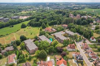 Gerenoveerde en instapklare serviceflat te koop in residentie Populierenhof te Heverlee. Gelegen op een rustige, groene locatie met...