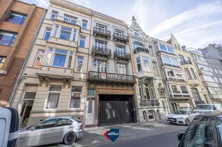 Bent u op zoek naar een interessante vastgoedinvestering op een uitstekende locatie? Ontdek dan deze opbrengsteigendom, centraal gelegen in het bruisende hart van Oostende. Dit karaktervolle gebouw met zijn mooie en verzorgde gevel omvat vier vergunde woonentiteiten, bestaande uit drie appartementen met telkens één slaapkamer en één ruime studio. Dankzij deze indeling biedt het pand interessante mogelijkheden voor investeerders die op zoek zijn naar een opbrengsteigendom met verhuurpotentieel. De centrale ligging is een absolute troef. Winkels, restaurants, openbaar vervoer en alle voorzieningen bevinden zich op wandelafstand. Ook het strand en de zeedijk zijn vlot bereikbaar. Het gebouw beschikt niet over een lift, wat de gemeenschappelijke onderhoudskosten beperkt. Een interessante investeringsopportuniteit op een gegeerde locatie aan de Belgische kust! Interesse? Contacteer ons vandaag nog voor meer informatie of een bezoek ter plaatse.