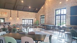 Op zoek naar een trendy locatie voor uw kantoor of praktijk?
Ontdek dit authentieke handelspand op toplocatie in het centrum van Tervuren. Op wandelafstand van het administratief centrum, bibliotheek, winkels, tram/bus, restaurants en het park.
De kantoorruimte (77 m²) ligt in een klein gebouw en is ideaal voor vrije beroepen (architect, advocaat, arts, psycholoog,...). Binnenin geniet u van authentieke elementen, hoge plafonds en veel lichtinval.
Lunchen of pauzeren kan in het restaurant Canapé op het gelijkvloers, binnenkort aangevuld met een urban koffiebar. Gratis parking in de buurt is een groot pluspunt voor personeel en bezoekers.
De nieuwe Panquin-site met luxewoningen ligt vlakbij. Dit kantoor tilt uw activiteiten gegarandeerd naar een hoger niveau.
Onmiddellijk beschikbaar.
Lasten: €650/maand (forfait): privé verbruik water/elektriciteit/verwarming, schoonmaak (ruimte/ramen), internet, gebruik toiletten restaurant, alarm.
Bijkomende informatie: dubbele beglazing (hout) - alarm - indien gewenst kan er een toiletruimte gecreëerd worden enkel en alleen toegankelijk voor de bezoekers/werknemers van de kantoorruimte.
Interesse of vragen?
Contacteer ons op 02/731 07 07 of via immo@home-consult.be