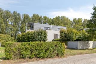 Ruim en lichtrijk gelijkvloers appartement gelegen in een groene oase van rust in het pittoreske Buitenland aan de Schelde. Het appartement is afgewerkt met hoogwaardige en kwaliteitsvolle materialen. Indeling als volgt: inkomhal, ruime leefruimte op parket met volledig geïnstalleerde open keuken en aansluitend berging. 3 ruime slaapkamers. Badkamer met ligbad, inloopdouche en toilet. Zowel voor- als achteraan beschikt het appartement over een mooi zonsgeorienteerd terras met prachtig zicht op groen. In de ondergronde parking beschikt het appartement tevens nog over een kelderberging en 2 autostaanplaatsen. Dankzij de rustige ligging in het groen, in combinatie met vlotte verbindingen naar Antwerpen, Brussel en Gent, is dit gelijkvloers appartement de ideale woonplek voor wie stijlvol en zorgeloos wil wonen op een unieke locatie. Het appartement wordt momenteel verhuurd.