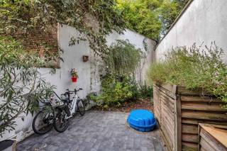 <p>Ontdek deze <strong>instapklare woning</strong> gelegen in de Geurstraat, een rustige en centraal gelegen buurt van Anderlecht. De woning werd doorheen de jaren met zorg gerenoveerd en combineert authentieke charme met hedendaags wooncomfort. Met een bruikbaar vloeroppervlak van <strong>187 m²</strong> en <strong>4 slaapkamers</strong> is deze woning ideaal voor gezinnen.<br /><strong>Extra troeven van de woning:</strong><br />- Elektriciteit conform<br />- Verwarming op gas<br />- Aangenaam terras/buitenruimte<br />- Elk verdiep beschikt over een terras!<br />- Gunstig EPC label E (216 kWh/m²)<br />Indeling:<br />Op het gelijkvloers vindt u een lichtrijke woonkamer van 32 m², een geïnstalleerde keuken met eetplaats van 22 m², volledig uitgerust met <strong>hoogwaardige Siemens-toestellen</strong> waaronder een vaatwasser, ruime inductiekookplaat, oven, microgolf en dubbele spoelbak. Het gelijkvloers beschikt ook over een apart toilet.<br />De eerste verdieping biedt twee slaapkamers van 18 m² en 14 m², aansluitend een volledig ingerichte badkamer van 10 m² met bad, douche, dubbele wastafel en toilet.<br />Op de tweede verdieping bevinden zich nog twee slaapkamers van 18 m² en 16 m².<br />Tot slot is er nog een kelder van 23 m² en een zolder zorgen voor extra opslagruimte.<br />De ligging in het centrum van Anderlecht biedt een <strong>uitstekende bereikbaarheid</strong>: winkels, scholen, sportfaciliteiten, openbaar vervoer, een station en invalswegen liggen allemaal op wandel- of fietsafstand.<br />Aarzel niet en neem vandaag contact op voor het inplannen van een bezoek!</p>