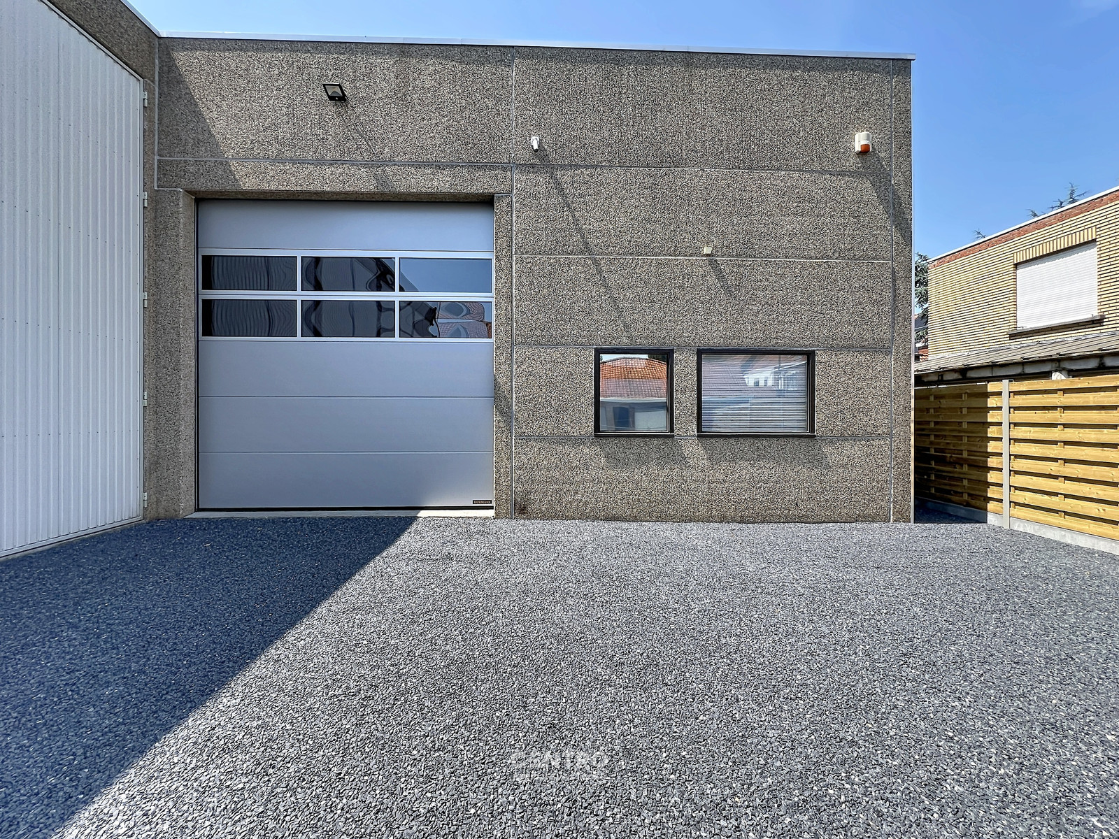 Instapklaar bedrijfspand (±345 m²) met magazijn, kantoor én 4 verhuurbare opslagunits, 1 garage en ruime parking op 603 m² te INGELMUNSTER! - foto 4