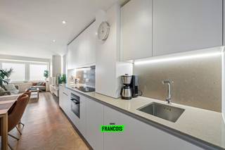 Luxueus gerenoveerd appartement met frontaal zeezicht op de Albert I Promenade te Oostende. <br /><br />Gelegen op de Albert I Promenade, biedt dit appartement u een fantastische woonervaring aan de kust. U geniet hier van frontaal zeezicht, bevindt zich op enkele stappen van het centrum en het appartement zelf werd recent volledig gerenoveerd. Bij de renovatie was er zowel oog voor esthetiek als energiezuinigheid. <br /><br />Het appartement geniet een logisch indeling met ten eerste een inkomhal die de kamers met elkaar verbindt. De ruime leefkamer is ingedeeld in een leef-en eethoek met tevens een open keuken. Vanuit de gehele leefruimte geniet u steeds van het frontale zeezicht. In de leefhoek is er een gezellig haardvuur (type bio-ethanol) voorzien. <br /><br />Er zijn twee volwaardige slaapkamers aanwezig, elk voorzien van talrijke inbouwkasten. De badkamer is uitgerust met een lavabo, inloopdouche en handdoekradiator. Het toilet is apart. <br /><br />Aan de achterzijde van het appartement heeft u een terras. <br /><br />De handige technische berging biedt plaats en aansluiting voor een wasmachine. In de kelderverdieping van het gebouw is er een privatieve berging aanwezig. <br /><br />Bent u op zoek naar een appartement met frontaal zeezicht? Aarzel dan niet en neem contact op voor meer info of een afspraak. <br /><br />