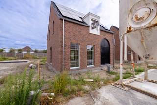 <strong>Ontdek Dokter Jozef Draulansstraat in Westerlo. Een kleinschalig nieuwbouwproject bestaandende uit 3 open bebouwingen in een nieuwe kindvriendelijke, doodlopende straat in de stille Kempen.</strong><br /><br />De woningen worden gerealiseerd door RDK, een familiebedrijf dat zich sinds 1971 focust op het bouwen van kwalitatieve, energiezuinige maar vooral betaalbare woningen die volledig voldoen aan de hedendaagse norm. Zo wordt er steeds gestreefd naar bijna-energieneutrale (BEN) woningen met een E-peil van max. 10.<br /><br /><strong>Kindvriendelijke, rustige omgeving in Heultje<br /><br /></strong>De Dokter Jozef Draulansstraat betreft een nieuwe, rustige en doodlopende straat in het hart van Heultje. Een dorp met een zeer centrale ligging tussen Westerlo, Wiekevorst, Hulshout en Morkhoven. Scholen, winkels, horeca en openbaar vervoer bevinden zich allen op korte afstand. De combinatie van rust en bovenstaande voorzieningen maken dit een perfecte uitvalsbasis voor jonge gezinnen die op zoek zijn naar een goede balans tussen comfort, levenskwaliteit en betaalbaarheid.<br /><br /><strong>Hedendaags comfort<br /></strong><br />De woningen worden gebouwd op mooie en onderhoudsvriendelijke percelen van 350 m². Een carport met aansluitende tuinberging zijn steeds inbegrepen. Ideaal voor wie graag buiten vertoeft.<br /><br />Elke woning is voorzien van drie slaapkamers en een uitgeruste badkamer met zowel inloopdouche, bad, dubbel lavabomeubel en toilet. Deze bevinden zich allen op de eerste verdieping.<br />De volledig ingerichte keuken en leefruimte vormen een aangenaam en open geheel en maken een mooie connectie met de tuin en bijhorend terras. Er wordt steevast gewerkt met een lucht-water warmtepomp met warmteafgifte door vloerverwarming. Ook zonnepanelen kunnen vandaag de dag niet ontbreken.<br /><br /><strong>Energiezuinig<br /><br /></strong>Een E-peil van maximaal 10 wordt steeds vooropgesteld. Dit wordt gerealiseerd door het gebruik van een lucht-water warmtepomp in combinatie met zonnepanelen alsook een ventilatiesysteem. Dit resulteert in een hoog wooncomfort en een lage energiefactuur.<br /><br />Voor het bekomen van de plannen, lastenboek of meer informatie mag u steeds contact opnemen met <strong>secretariaat@degroot-celen.be</strong> of via <strong>014/95 37 50.</strong>