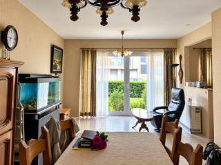 Dit gelijkvloerse appartement geniet van een centrale ligging in het hart van Lede, met winkels, openbaar vervoer en andere voorzieningen binnen handbereik.<br /><br />Het appartement beschikt over een praktische inkomhal, een apart toilet, een badkamer, een keuken en een aangename leefruimte. Daarnaast zijn er twee slaapkamers en een handige berging.<br /><br />Ook buiten is het aangenaam vertoeven. Het appartement beschikt over een terras met extra buitenberging en een tuin.<br /><br />Interesse of graag een bezoek inplannen? Neem gerust contact op met Laura via 0468 15 14 41 of laura.r@cornelis-goeman.be.