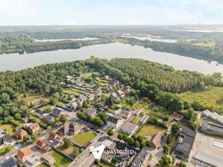 <p><span>Moderne en energiezuinige kangoeroewoning op unieke locatie in Mol-Rauw</span></p><p><span> </span></p><p><span>Belangrijkste troeven:</span></p><p><span>Recente woning (bouwjaar 2020)</span></p><p><span>Energiezuinige kangoeroewoning met EPC 65 en 75 kWh/m²</span></p><p><span>30 zonnepanelen en vloerverwarming</span></p><p><span>Driedubbele beglazing en automatische rolluiken</span></p><p><span>Volledig rolstoelvriendelijk met extra brede deuren</span></p><p><span>Aparte praktijk-, bureau- of hobbyruimte mogelijk</span></p><p><span>Tuinkamer/kantoor van ca. 50 m² met eigen keuken en sanitair</span></p><p><span>Garage, berging en laadpaal aanwezig</span></p><p><span>Rustige en groene ligging nabij de meren van Mol-Rauw</span></p><p><span> </span></p><p><span>Moderne woning combineert comfortabel wonen met tal van mogelijkheden.</span></p><p><span>Deze energiezuinige kangoeroewoning combineert comfortabel wonen met maximale flexibiliteit. Dankzij de praktische indeling is de woning perfect geschikt voor zorgwonen, een praktijk aan huis of wonen en werken. </span></p><p><span>De groene tuin en de volledig ingerichte tuinkamer van ca. 50 m² vormen daarbij een absolute meerwaarde.</span></p><p><span> </span></p><p><span>Bekijk zeker ook de 3D virtuele rondleiding en de grondplannen met afmetingen. Zo krijgt u van thuis uit al een perfect beeld van wat deze unieke eigendom te bieden heeft.</span></p><p><span>Wenst u meer info of een vrijblijvende bezichtiging, contacteer dan ons kantoor op het nummer 014 39 99 99 en wij helpen u graag verder.</span></p>