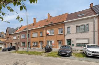 <br />Op zoek naar een woning die u volledig naar eigen smaak kunt inrichten? Dan is deze solide rijwoning in de gegeerde wijk Bevegem zeker een bezoek waard. Dankzij haar stevige structuur, praktische indeling en gunstige ligging vormt dit pand de ideale basis voor wie een renovatieproject zoekt zonder renovatieplicht.<br /><br />De woning beschikt op het gelijkvloers over een inkomhal, ruime leef- en eetruimte, keuken en diverse bergruimtes. Op de eerste verdieping bevinden zich drie volwaardige slaapkamers en een badkamer. Via de vaste trap bereikt u bovendien een ruime zolder, die mits inrichting perfect kan dienen als extra slaapkamer, hobbyruimte of bureau. Daarnaast is er ook een droge kelder, ideaal voor stockage.<br /><br />Doorheen de woning zijn de authentieke volumes en de degelijke constructie duidelijk aanwezig. Met de nodige opfrissings- en renovatiewerken kan hier een comfortabele gezinswoning worden gerealiseerd die volledig aansluit bij de hedendaagse woonwensen.<br /><br />Een extra troef is de uitstekende ligging. U woont hier op wandel- en fietsafstand van het centrum van Zottegem, winkels, scholen, openbaar vervoer en het ziekenhuis. Hierdoor combineert deze woning een rustige woonomgeving met een vlotte bereikbaarheid van alle dagelijkse voorzieningen.<br /><br />Een woning met karakter, ruimte en vooral veel mogelijkheden voor wie zijn eigen woonproject wil realiseren.<br /><br />Voor meer info of een bezoek, contacteer Matthias Bossuyt 047832 77 70