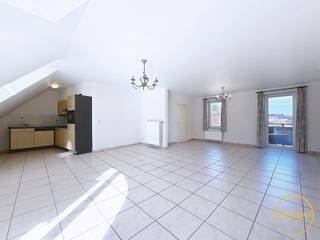 Dit prachtige appartement, gelegen op de markt van Langemark, biedt een ideale combinatie van ruimte en ligging.Inclusief garage!Indeling van het...