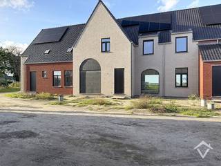 Deze nieuwbouwwoning bestaat uit: inkomhal - toilet - living - keuken - terras - tuin - wasplaats - berging - nachthal - 4 slaapkamers - badkamer - zolder. <br /><br />EPC: woning in aanbouw. Vrij 1/10/2026. Huurprijs 1475 €/mnd