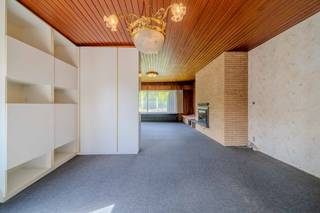 Ontdek deze instapklare woning in een rustige topligging nabij het centrum van Diksmuide. Een ideale gezinswoning waar ruimte, comfort en ligging perfect samenkomen.<br /><br />Deze ruime woning in de Laure Fredericqlaan 22 te Diksmuide verwelkomt je met een aangename inkomhal die leidt naar een lichtrijke leefruimte met zicht op het park. De volledig uitgeruste keuken sluit naadloos aan en biedt alle ruimte voor het dagelijkse gezinsleven. Met maar liefst vijf slaapkamers en twee badkamers is deze woonst uitermate geschikt voor grote gezinnen of wie nood heeft aan extra ruimte voor bureau of hobby. De tuin en het terras vormen een heerlijke plek om tot rust te komen en te genieten van zonnige dagen. De inpandige garage zorgt voor extra gemak. Dankzij de ligging nabij het centrum van Diksmuide bevinden winkels, scholen en het station zich op korte afstand.<br /><br />Interesse in deze woning te koop in Diksmuide? Vraag vandaag nog je bezoek aan via Immo Francois, actief in West-Vlaanderen en omstreken, en laat je begeleiden door ervaren vastgoedexperts.<br /><br />Woning verkopen in Diksmuide? Vraag je gratis schatting aan bij Immo Francois via Diksmuide@immofrancois.be.<br /><br />