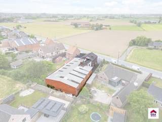 strong&gt;Unieke combinatie van handel en wonen op commerciële topligging!
<p>Ontdek dit veelzijdige handelspand met woonst en ruime opslagmogelijkheden, strategisch gelegen tussen Dentergem en Aarsele – een zichtlocatie met uitstekende visibiliteit voor uw zaak.</p>
<p>De handelsruimte van maar liefst <strong>360 m²</strong> is momenteel ingericht als buurtwinkel en biedt talloze mogelijkheden voor retail, showroom of vrij beroep. Aansluitend bevindt zich een ruim magazijn van <strong>150 m²</strong> op het gelijkvloers, voorzien van een koelcel. De verdieping van <strong>350 m²</strong> is ideaal voor extra stockage, atelier of creatieve invulling. Vooraan zijn er verschillende parkeerplaatsen. </p>
<p>Het woongedeelte biedt een inkomhal, woonkamer, bureauruimte en een ingerichte keuken met ontbijthoek (uitgerust met keramische kookplaat, dampkap, oven, vaatwas en dubbele spoelbak). Achteraan bevindt zich nog een achter inkom met wastafel, wasplaats/technische ruimte met douche en apart toilet.</p>
<p>Op de <strong>eerste verdieping</strong> vindt u een nachthal, <strong>3 volwaardige slaapkamers</strong>, een badkamer met ligbad en wastafel, een tweede leefruimte of hobbykamer en een extra berging. Er is bovendien een ruime bergzolder en een droge kelder.</p>
<p><strong>Troeven van dit pand:</strong></p>
<ul><li>
<p>Commerciële zichtlocatie met parking voor de deur</p>
</li><li>
<p>Grote handelsruimte met magazijn en stockageruimte</p>
</li><li>
<p>Woonst met mogelijkheid tot 5 slaapkamers</p>
</li><li>
<p>Nieuwe aluminium ramen met hoogrendementsglas</p>
</li><li>
<p>Geschikt voor combinatie wonen-werken of rendabele investering</p>
</li></ul>
<p>Laat u verrassen door de ruimte en het potentieel van dit unieke pand. Contacteer ons voor een bezoek en ontdek alle mogelijkheden!</p>