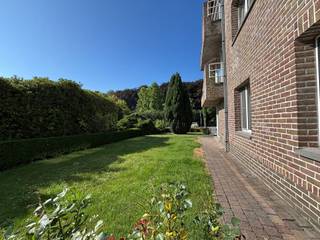 <p><span>Dit prachtige, ruime en lichte appartement met 3 slaapkamers (direct beschikbaar) ligt bij de ingang van Edingen, vlak bij het treinstation, belangrijke uitvalswegen, het beroemde Park van Edingen en alle voorzieningen. Het bevindt zich op de eerste verdieping van een modern gebouw met traditionele bouwstructuur en is bereikbaar via een gloednieuwe lift. Een uniek kenmerk is dat het appartement ramen heeft die op alle vier de windstreken uitkijken! De woning is volledig betegeld en beschikt over een inkomhal van 8 m² met garderobehoek en gastentoilet. Deze leidt naar een grote, lichte woonkamer van 42 m², een volledig uitgeruste keuken van 11 m² (die dankzij een brede opening een open karakter heeft) en een zeer praktische bijkeuken/stookruimte en voorraadkast van 5 m². Ook is er een aangenaam balkon. Een nachthal van 5 m² geeft toegang tot drie ruime slaapkamers (14 m², 14 m² en 11 m²) en een badkamer van 8 m² met douchecabine (met massagestralen) en toilet. EPB: B! Veiligheidsdeur. Vaillant-condensatieketel. Kelder. Optionele ondergrondse parkeerplaats beschikbaar. Bieden vanaf 265.000. Voor informatie en bezichtigingen: bel 02/355.50.55.</span></p>