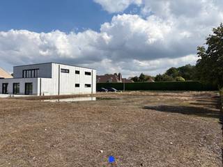 Op zoek naar een locatie voor een ruime villa eventueel gecombineerd met een praktijk of kantoor? Dit mooie perceel bouwgrond van 1.309 m² biedt de ruimte en mogelijkheden om wonen en werken op een aantrekkelijke manier te combineren op een zichtbare en commercieel interessante locatie.<br /><br /><strong>Details:</strong><br />- Goedgekeurd bouwplan voor villa met zwembad + poolhouse en tuinplan aanwezig.<br />- Het perceel werd reeds genivelleerd en voorzien van keermuren. <br />- Ter hoogte van de voorziene bouwzone werd de ondergrond behandeld met kalk ter voorbereiding.<br />- Geen bouwverplichting.<br /><br /><strong>Contact:</strong><br />Voor meer informatie contacteer Stijn op 0491 61 42 19 of info@stijndebusschere.be