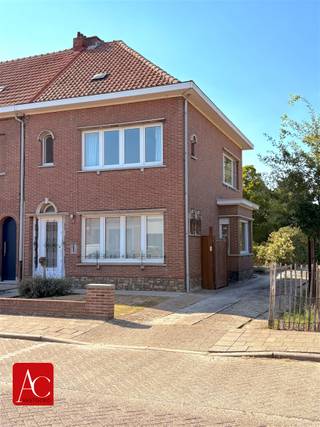 <p>Halfopen bebouwing met tuin en uitbreidingsmogelijkheden op 490 m² in Burcht</p><p>Op een mooi perceel van 490 m² bevindt zich deze halfopen bebouwing met heel wat mogelijkheden. De woning vormt een interessante basis voor wie op zoek is naar een eigendom die naar eigen smaak kan worden vernieuwd en verder ingericht.</p><p>Bij het betreden van de woning komt u in een aangename leefruimte met zithoek en eetplaats, met aansluitend de volledig uitgeruste keuken en wasberging met apart gastentoilet.<br />In de inkomhal bevindt zich ook de toegang tot de droge kelder;</p><p>Op de eerste verdieping vinden we 2 ruime slaapkamers terug en de gerenoveerde badkamer met inloopdouche, dubbele wastafel, toilet en handdoekradiator.<br />Via een vaste trap bereikt u de zolderverdieping, waar er mits de nodige inrichting en renovatiewerken de mogelijkheid bestaat om twee bijkomende slaapkamers te creëren. Hierdoor kan de woning uitgroeien tot een ruime gezinswoning met maar liefst vier slaapkamers.</p><p>Buiten wacht een aangename tuin waar vooral het open vergezicht voor een bijzonder gevoel van ruimte zorgt. <br />De woning wordt momenteel verwarmd via centrale verwarming op aardgas. Met een EPC-score van 477 kWh/m² jaar is er evenwel sprake van een renovatieplicht. Dit betekent dat de woning grondig kan worden aangepakt en gemoderniseerd, waarbij toekomstige eigenaars de kans krijgen om zowel het comfort als de energiezuinigheid aanzienlijk te verbeteren.</p><p>Tot slot dient rekening te worden gehouden met een erfdienstbaarheid die op de oprit zal worden gevestigd ten behoeve van het onderhoud en de bereikbaarheid van het achterliggende perceel.</p><p>Kortom, deze halfopen bebouwing combineert een ruime perceeloppervlakte, een mooie tuin met vergezicht en interessante uitbreidingsmogelijkheden. Dankzij de vaste trap naar de zolder, de mogelijkheid tot twee extra slaapkamers, de kelder en de oprit biedt de woning een stevige basis voor wie bereid is de handen uit de mouwen te steken en er een eigen, comfortabele thuis van te maken.</p><p>Maak vandaag nog uw afspraak om deze fantastische eigendom te kunnen bezichtigen.</p>