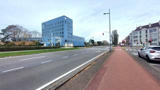 Dit instapklaar appartement is centraal gelegen op de Vuurtorenwijk te Oostende in een <br />kleine residentie met 3 entiteiten, direct nabij openbaar vervoer, spuikom, zee en strand.<br /><br />Op de 1ste verdieping van het gebouw. Geen lift aanwezig.<br />Geen syndicus  dus geen algemene kosten.<br /><br />Het appartement wordt gemeubeld verhuurd.<br /><br />Voorzien met privatieve voordeur.  Woonkamer met salon - voorzien met 2 lederen zetels, salontafel en tv kast.<br />Een balkon aan de woonkamer.<br />Vooraan 1 ruime slaapkamer met 2 persoonsbed + kleerkast + bureautje<br />en aanpalende de tweede kamer ( door kamer 1 naar kamer 2 ) kamer 2  met 1 persoonsbed <br /> <br />Achteraan met een ingerichte keuken en eetplaats met tafel en bijhorende stoelen +  huisraad. <br /><br />Badkamer met inloopdouche en dubbel lavabomeubel en een apart toilet.<br /><br />Een grote kelderruimte voorzien met wasplaats en wasmachine en droogkast aanwezig.<br /><br />Centrale verwarming met aardgas en individuele ketel en overal pvc ramen met dubbel glas.<br /><br />Geschikt voor een koppel of gezin met 1 kindje.<br />Vast inkomen is een vereiste van de eigenaar.<br /><br />Huurprijs 875 euro per maand.<br />Onmiddellijk beschikbaar.<br /><br />Bezoeken mogelijk na afspraak met kantoor<br /><br /><br /> 