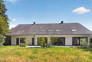 In de gegeerde residentiële wijk De Lint in Oud-Turnhout bevindt zich deze stijlvolle, tijdloze villa op een prachtig zuidwest georiënteerd...