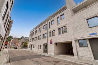 <p><span>Situé dans le prestigieux quartier réaménagé de DijleDelta, au bord du verdoyant Sluispark et à quelques pas seulement du centre historique de Louvain, nous avons le plaisir de vous proposer ce penthouse exclusif. Grâce à son excellente accessibilité et à sa liaison fluide avec les principaux axes routiers, vous profiterez ici d’une combinaison unique de calme, de verdure et de dynamisme urbain.<br /><br />Ce penthouse économe en énergie se trouve au troisième étage de l'élégante résidence Fiere Margriet. Il a été réalisé en 2025 par le promoteur immobilier de renom Virix et conçu par le cabinet d'architectes Robbrecht &amp; Daem. <br /><br />D'une surface habitable de 122 m², cet appartement dispose d'un vaste hall d'entrée avec vestiaire, d'un débarras pratique, de toilettes pour invités, d'un espace de vie lumineux avec une cuisine ouverte entièrement équipée, d'un couloir, d'un dressing, de deux chambres à part entière ainsi que de deux salles de bains. Les finitions haut de gamme, les parquets et le chauffage au sol confèrent à l’ensemble un cachet intemporel et luxueux.<br /><br />Le véritable atout de ce penthouse unique est sans aucun doute son impressionnante terrasse panoramique de pas moins de 113 m². Grâce aux baies vitrées allant du sol au plafond, pratiquement chaque pièce communique directement avec la terrasse, où vous pourrez profiter toute la journée du soleil, du calme et d’une vue magnifique sur Louvain. De plus, la terrasse dispose d’un abri de jardin pratique.<br /><br />Par ailleurs, un local à vélos est inclus et il est possible d’acheter une ou plusieurs places de parking.<br /><br />En bref, une véritable opportunité pour ceux qui souhaitent vivre dans un logement économe en énergie, spacieux, intemporel et luxueux, situé dans un emplacement de choix à Louvain. Cela vous intéresse ? N’hésitez pas à venir jeter un coup d’œil, vous êtes les bienvenus ! <br /><br />Vente soumise au régime de la TVA. Le taux réduit de TVA de 6 % est applicable, sous réserve du respect des conditions en vigueur.</span></p><p><span> </span></p>