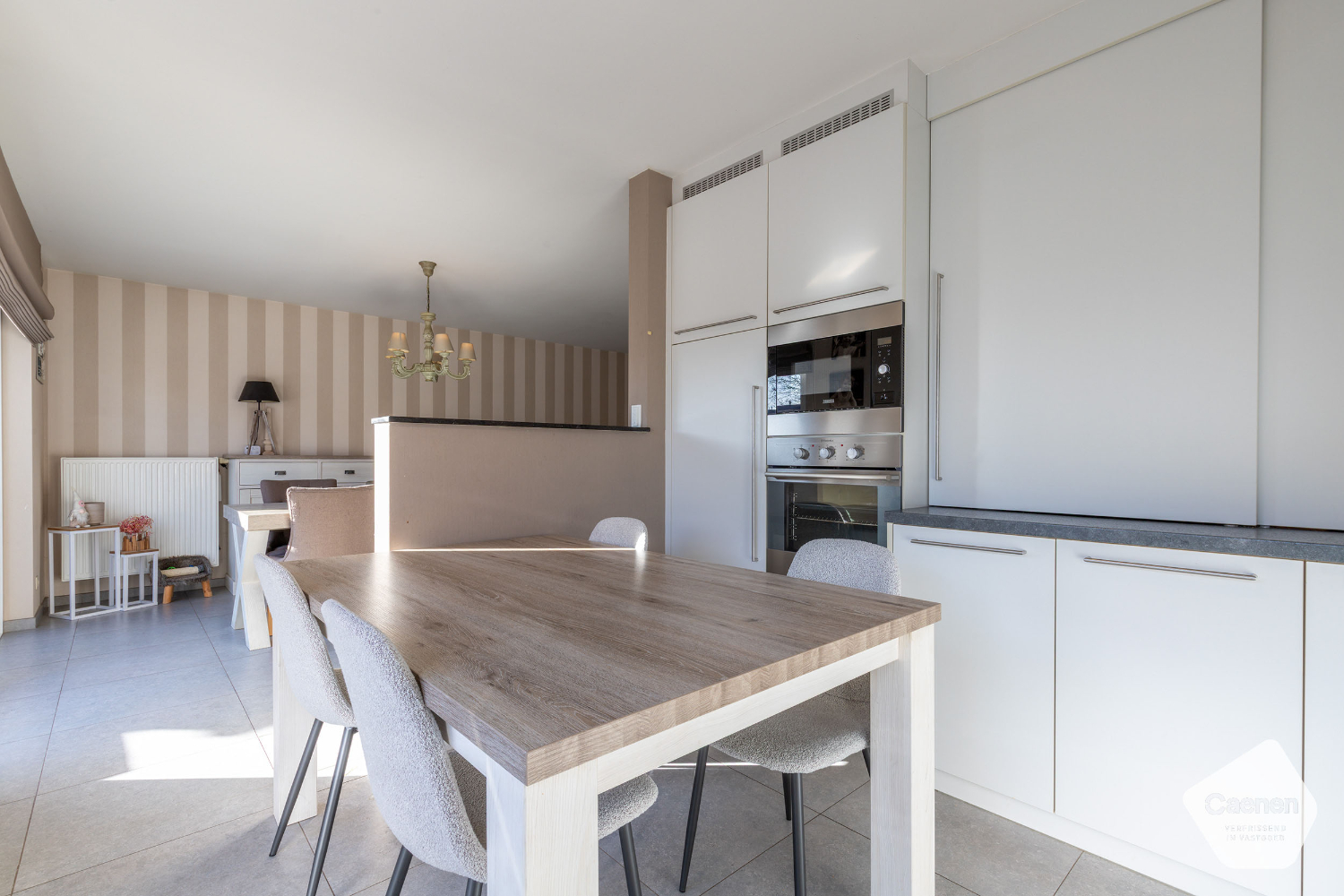 Recente en energiezuinige woning (2013) met 3 slaapkamers, inpandige garage en een uniek bijgebouw! - foto 5