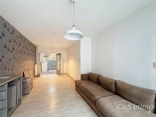 Op zoek naar een woning met potentieel op een centrale ligging? Deze te renoveren woning in Merksem biedt tal van mogelijkheden voor wie graag zijn eigen stempel drukt.<br /><br />Op het gelijkvloers bevindt zich een gezellige leefruimte met aansluitend de keuken. De badkamer, eveneens gelegen op het gelijkvloers, werd recent vernieuwd, net zoals de gasleiding – een mooie plus bij de renovatie. Verder is er een aparte technische berging voorzien, ideaal voor was- en droogmachine.<br /><br />De eerste verdieping beschikt over twee slaapkamers, waarvan één met een mansarde. Dankzij deze indeling is er extra potentieel om een bijkomende kamer, bureau of speelruimte te creëren.<br /><br />Tot slot is er de mogelijkheid om een dakterras te realiseren, wat deze woning nog aantrekkelijker maakt.<br /><br />Een ideale opportuniteit voor starters of investeerders die op zoek zijn naar een renovatieproject met veel potentieel op een centrale locatie.<br /><br />Interesse? Contacteer ons voor meer informatie of een bezoek!