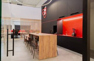 Ontdek dit modern ingericht kantoorgebouw in Businesspark Heesterveld te Tongeren, uitstekend gelegen op een commerciële toplocatie vlak bij de op-...