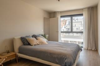 <p>Op zoek naar een instapklare woning in hartje Kortrijk? Deze woning in De Stokerie combineert ruimte, comfort en een sterke ligging aan de Veemarkt, vlak bij Shopping K. Je woont hier centraal, met winkels, horeca, scholen en het station op wandelafstand, terwijl je thuis geniet van rust op een autoluwe site. De woning is volledig instapklaar, zodat je zonder wachttijden of verbouwingen meteen kan verhuizen. Dankzij de doordachte indeling, meerdere slaapkamers en hedendaags wooncomfort is dit een ideale thuis voor wie ruimte en gemak zoekt. In De Stokerie geniet je van het historische karakter van de stad, gecombineerd met modern en energiezuinig wonen. De mooie publieke binnentuin zorgt voor extra groen en rust midden in de stad. Vloerverwarming en zonnepanelen zijn standaard inbegrepen. Instapklare woningen op deze toplocatie zijn schaars. Wacht dus niet te lang. 👉 Ontdek meer via zabra.be/destokerie of bel 0472 89 60 18.</p>