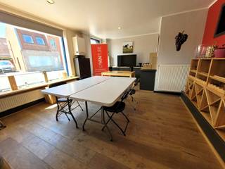 Mooie HANDELSWONING gelegen op de Astridlaan, vlakbij ’t Perretje. Grondoppervlakte 350 m². Het winkelgedeelte omvat een winkel van 60 m² met grote vitrineramen, stockage/bureau (22 m²), keuken en toilet. Aansluitend volwaardige WOONST met bureau, living met ingerichte keuken, kelder, bergingen, badkamer en 4 slaapkamers. Er is een ZONNIGE TUIN met uitweg achteraan en CARPORT. Handig voor eventuele leveranciers of aparte ingang naar de woonst! Een multifunctioneel pand voor wie hier met een WINKEL wil uitpakken, een ATELIER wil uitbouwen of een andere creatieve geest. En daarbij comfortabel wil wonen! EPC 453 kWh/m² UC3567664