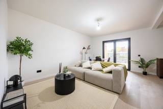 Bent u op zoek naar een hoogwaardig gerenoveerd appartement met 1 slaapkamer en een ruim terras in Brasschaat? Dan hebben wij deze parel voor u in verkoop. Dit instapklare appartement bevindt zich in een kleinschalig gebouw op de Bredabaan tussen de Lemmélei en het Dokter Roosensplein. Op wandelafstand van het centrum heeft u dan ook alle winkels binnen handbereik. Het is het 2de van 3 units die net werd gerenoveerd.<br />Indeling: op het gelijkvloers is er een gemeenschappelijke fietsenberging. De authentieke trap brengt ons op de tweede verdieping. Via de veiligheidsdeur komen we in het appartement met aan de straatzijde de gezellige slaapkamer met ingemaakte dressingkast. Aansluitend is er de badkamer met inloopdouche en wastafel dubbel in meubel. De gezellige leefruimte met open keuken geeft toegang naar het grote terras. Tenslotte is er nog een apart toilet.<br />Troeven:<br />- Hoogwaardige afwerkingsgraad<br />- EPC label B<br />- Elektriciteit conform<br />- Groot terras<br />- Zeer interessant als investering<br />Lijkt dit appartement iets voor u? Neem dan snel contact op met ons kantoor op 03 360 85 30.