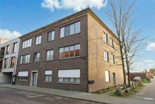 Beschrijving : * inkomhal * woonkamer (6,95m x 5m) – kamerthermostaat “Junkers” * keuken (3,90m x 2,45m): formica aanbouwkeuken met spoeltafel en...