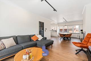 Deze volledig gerenoveerde rijwoning is rustig en residentieel gelegen in de geliefde Vuurtorenwijk te Oostende, vlak bij winkels, kinderopvang, openbaar vervoer en een speelplein. <br /><br />De woning werd van kop tot teen vernieuwd en combineert hedendaags wooncomfort met een praktische indeling. Zo werden zowel de voor- als achtergevel opnieuw bekleed, verkeert het dak in uitstekende staat en beschikt de woning over een conforme elektrische keuring.<br /><br />Op het gelijkvloers beschikt de woning over een ruime oprit waar je de wagen gemakkelijk kunt parkeren, aangevuld met een diepe garage met automatische sectionale poort. Achteraan de garage is er bovendien nog praktische bergruimte. Verder vinden we op dit niveau een eerste ruime slaapkamer, die uiteraard ook perfect dienst kan doen als bureau of hobbyruimte, en er is nog een handige wasplaats.<br /><br />Een absolute troef is de diepe en bijzonder zonnige tuin, waar je in alle rust kunt genieten van het buitenleven. Een ideale plek voor een gezellige barbecue, spelende kinderen of gewoon heerlijk ontspannen in de zon.<br /><br />Op de eerste verdieping kom je terecht in een lichtrijke en sfeervolle leefruimte. Dankzij de grote raampartijen geniet je hier van een aangename natuurlijke lichtinval. Tijdens de koudere maanden zorgt de gashaard dan weer voor extra warmte en gezelligheid.<br /><br />De leefruimte sluit naadloos aan op de stijlvolle en tijdloze keuken, die uitgerust is met kwalitatieve toestellen waaronder een inductiekookplaat, oven, combi-oven en meer. Vanuit de leefruimte heb je bovendien toegang tot een ruim en aangenaam terras, ideaal om buiten te tafelen of te genieten van een aperitief. Op dit verdiep is er eveneens een apart toilet.<br /><br />De tweede verdieping biedt twee volwaardige slaapkamers en maar liefst twee badkamers. Er is een aparte douchekamer en daarnaast een ruime badkamer uitgerust met een ligbad, dubbele lavabo en toilet. Comfort en ruimte zijn hier duidelijk de rode draad.<br /><br />De zolderverdieping werd vervolgens ingericht als een ruime master bedroom. Een heerlijke privéverdieping die perfect kan dienen als ouderlijke slaapkamer.<br /><br />En alsof dat nog niet genoeg is, beschikt de woning over een bijzonder interessant pakket aan energiezuinige voorzieningen: maar liefst 14 zonnepanelen, een thuisbatterij van 5 kWh, een regenwaterput van 6.000 liter en een EPC-label B.<br /><br />Kortom: een volledig vernieuwde, ruime en energiezuinige woning met 4 slaapkamers, garage, zonnige tuin, terras én meerdere badkamers, gelegen in een rustige en kindvriendelijke buurt vlak bij Oostende en Bredene. Een woning waar je zonder grote werken meteen je nieuwe thuis van kunt maken!