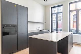 Locatie:<br />Dit luxueus gerenoveerde appartement aan de Terlinckstraat geniet van een uitstekende ligging in Oud Berchem (binnen de Singel). Dankzij de nabijheid van winkels, leuke horeca-zaken, openbaar vervoer alsook op-en afritten is dit een bijzonder centrale en aantrekkelijke woonlocatie.<br /><br />Beschrijving<br />Gelegen op de gelijkvloerse verdieping van een prachtig en karaktervol pand, geniet dit 100% instapklaar appartement van een aangename lichtinval en een modern karakter. Bij het binnenkomen komt u terecht in de lichtrijke leefruimte met hoge plafonds, waar voldoende plaats is voorzien voor zowel een zithoek , gezellige eethoek en zelfs voldoende ruimte voor een thuiswerkplek. De knappe en volledig ingerichte keuken, voorzien van een natuursteen werkblad, biedt dankzij zijn eiland een leuke plek om aan te zitten. Aan de achterzijde van het gebouw vinden we de toegang tot een zalige buitenruimte van circa 15m², een oase van rust, die verder naar eigen smaak kan ingericht worden. Via de nachthal bereikt u een afzonderlijk gastentoilet, de praktische wasberging en vervolgens het slaapgedeelte met een mooie badkamer met douche en lavabomeubel. Hiernaast vinden we de slaapkamer die eveneens aan de achterzijde gelegen is. Een privatieve kelderberging vervolledigt het geheel.<br /><br />Belangrijkste kenmerken:<br />- Totaalrenovatie met hoogwaardige afwerking<br />- Alle meters individueel<br />- Privatieve kelderberging<br />- Energiezuinig (EPC-label B)<br />- Elektrische installatie conform<br />- Asbestveilig<br />- Gebouw met 4 appartementen, zonder lift, lage maandelijkse kosten!