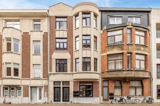 <p>Wegdromen in een Art-deco appartement</p><p>Op zoek naar authentieke charme? En dat in combinatie met modern wooncomfort? Dit prachtige Art-decogebouw uit 1929 met 4 appartementen werd van kop tot teen gerenoveerd in 2021. Gelegen op een gegeerde locatie op de grens van de Markgrave, Oud-Berchem en de Harmoniewijk. Op wandelafstand van maar liefst 5 parken; het Hof Van Leysen, Domein Hertoghe, Koning Albertpark, Harmoniepark en het Nachtegalenpark. En vlak aan verschillende supermarkten, gezellige horeca en scholen. Topverbinding nabij grote de invalswegen en de Ring. Openbaar vervoer en velostation op 50 m. Want more ‘Big City Life’? Op een kleine 10 min sta je in het hartje van onze Koekenstad te shoppen of te genieten van een van de vele gezellige terrassen.</p><p>- Totaalrenovatie in 2021<br />- Twee ruime slaapkamers<br />- Lichtrijke leefruimte met sierschouw en open luxekeuken<br />- Groene, gegeerde buurt in volle ontwikkeling<br />- Bouwkundig erfgoed</p><p>Via de trap bereik je de eerste verdieping. Je komt binnen in een inkomhal met apart toilet. Die hal is de centrale as tussen de leefruimte met de twee ruime slaapkamers.</p><p>De leefruimte voelt ruim en licht aan. De mooie parket, moderne materialen en authentieke schouw zorgen voor een huiselijk gevoel met karakter. De ruimte werd opgedeeld in een gezellige living en een open keuken met eiland en zicht op groen. Van de brede parketvloeren tot de werkbladen in Ceppo di Gre, hier werd duidelijk voor kwaliteit gekozen.</p><p>Verder zijn er twee volwaardige slaapkamers. Ruim genoeg om comfortabel in te richten, of je nu extra kastruimte, een bureau of een logeerkamer nodig hebt. De badkamer wordt gedeeld en is uitgerust met een inloopdouche en wastafel.</p><p>Op de ondergrondse verdieping beschik je nog over een privatieve kelder. Altijd handig voor wat je niet dagelijks nodig hebt.</p><p>Een karaktervol appartement in een gebouw met bouwkundig erfgoedstatuut, op een plek waar stad en groen elkaar in evenwicht houden.</p><p>Interesse? Maak je afspraak via www.sinjoor.be of 03 283 05 00.</p><p><span><span> </span></span></p>
