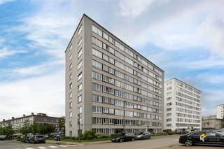 <p><span>Wouter Haecklaan 8 (4e verd.) - DEURNE</span></p><p><span> </span></p><p><span>Instapklaar appartement (90 m²) met 2 slaapkamers en terras in Deurne.</span></p><p><span>Hier woon je aan de voet van het Rivierenhof. Dankzij de vlotte verbinding met het openbaar vervoer, de wagen en het velo-deelsysteem bereik je moeiteloos de stad en omliggende gemeenten. Ook supermarkten en andere voorzieningen zijn talrijk aanwezig in de nabije omgeving.</span></p><p><span>Het appartement bevindt zich op de vierde verdieping van een verzorgd gebouw van 9 hoog, waarvan het dak in 2021 vernieuwd werd. De vaste kosten bedragen €320/maand en zijn all-in. Doorheen de jaren werden verschillende vernieuwingen uitgevoerd, waaronder de elektriciteit (2009), de PVC-ramen aan de voorzijde (2011) en het toilet (2017). Dankzij het goede onderhoud kan je hier zonder zorgen intrekken.</span></p><p><span>Via de veiligheidsdeur kom je binnen in de open inkomhal met ingemaakte vestiairekast. Vooraan bevindt zich de lichtrijke woonkamer (32 m²) met aansluitend de aparte keuken (8 m²) met basisuitrusting. Aan de rustige achterzijde liggen de twee volwaardige slaapkamers van 11 m² en 16 m². Vanuit de kleinste slaapkamer heb je toegang tot het zuidwest-gerichte terras (4 m²). Verder beschikt het appartement over een badkamer (5 m²) met ligbad/douche en lavabo, evenals een apart toilet.</span></p><p><span>Tot slot staat er nog een privatieve kelderberging ter beschikking.</span></p><p><span>Ben je op zoek naar een verzorgd appartement met 2 slaapkamers? Mis deze kans niet! Bewoonbare opp. 90 m² ref.: bruto vloeropp. Voor meer info of een gratis schatting surf naar www.hansimmo.be</span></p><p><span> </span></p>