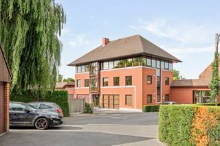 Eigendom bestaande uit 3 appartementen. Mogelijkheid bijkopen extra garages. Strategische ligging, veel potentieel!!Bezoek na afspraak met IMMO...